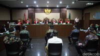Protokol kesehatan seperti mengenakan masker pelindung wajah dan menerapkan physical distancing atau jaga jarah dilakukan dalam pelaksanaan sidang tersebut.