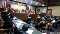Sidang pembacaan dakwaan kasus korupsi Jiwasraya kali ini diketahui ditangani oleh 7 hakim, yakni Rosmina, Saifuddin Zuhri, Anwar, Sigit, Titi Sansiwi, Susanti, dan Ugo. 