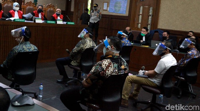 Sidang kasus Jiwasraya digelar hari ini di PN Jakarta Pusat. Para terdakwa kasus tersebut tampak hadir dengan mengenakan masker pelindung wajah.