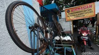 Kemungkinan penanganan itu akan tetap berlanjut di RW-RW yang berada di zona merah. Untuk RW yang dinyatakan aman, protokol kesehatan masih tetap berjalan. Jadi, tidak ada kasus baru di kawasan tersebut.