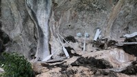 Selain makam putri duyung, ada pula beberapa tengkorak dan dayung perahu. (dok Istimewa/Hari Suroto)