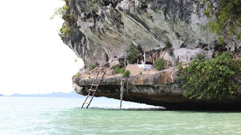Pulau Ota makam putri duyung di Fakfak