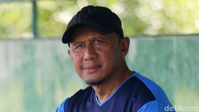 Rahmad Darmawan Latih PS Tira Persikabo

Pelatih kawakan Indonesia Rahmad Darmawan dipercaya oleh tim PS Tira Persikabo untuk menjadi juru taktik, Bogor, Jumat (3/5/2019). Grandyos Zafna/detikcom