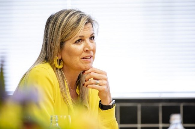 Wanita 49 tahun itu menggunakan setelan blazer serba kuning, dengan anting warna senada.  Foto: Frank Van BEEK / ANP / AFP