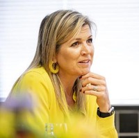 Wanita 49 tahun itu menggunakan setelan blazer serba kuning, dengan anting warna senada.  Foto: Frank Van BEEK / ANP / AFP