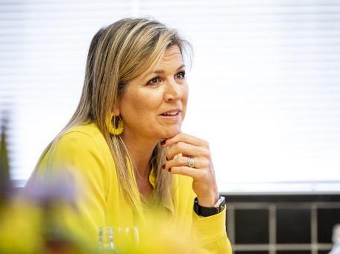 Ratu Maxima Dutch Queen Maxima speaks with museum staff about measures against the spread of the coronavirus on June 2, 2020 following a visit to The Hague Art Museum in The Hague, which has reopened after an eleven-week closure due to the novel coronavirus (COVID-19) outbreak. - Cultural institutions in The Netherlands reopened on June 1 under certain conditions. (Photo by Frank Van BEEK / ANP / AFP) / Netherlands OUT