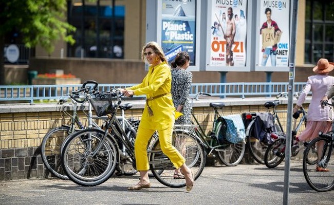 Beginilah penampakan Ratu Maxima yang bersepeda saat akan berkunjung ke museum The Hague, Senin (1/6/2020) yang dibuka kembali setelah lockdown. Penampilan Ratu Maxima bersepeda itu pun jadi sorotan.  Foto: Frank Van BEEK / ANP / AFP
