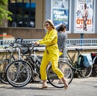 Beginilah penampakan Ratu Maxima yang bersepeda saat akan berkunjung ke museum The Hague, Senin (1/6/2020) yang dibuka kembali setelah lockdown. Penampilan Ratu Maxima bersepeda itu pun jadi sorotan.  Foto: Frank Van BEEK / ANP / AFP