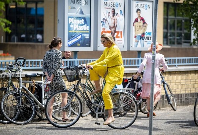 Selama bersepeda, Ratu Maxima tampak menikmati kebebasan setelah lockdown. Sambil menggoes sepedanya, wanita yang dinikahi Raja Willem-Alexander itu tampak terus melempar senyuman.  Foto: Frank Van BEEK / ANP / AFP
