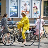 Selama bersepeda, Ratu Maxima tampak menikmati kebebasan setelah lockdown. Sambil menggoes sepedanya, wanita yang dinikahi Raja Willem-Alexander itu tampak terus melempar senyuman.  Foto: Frank Van BEEK / ANP / AFP