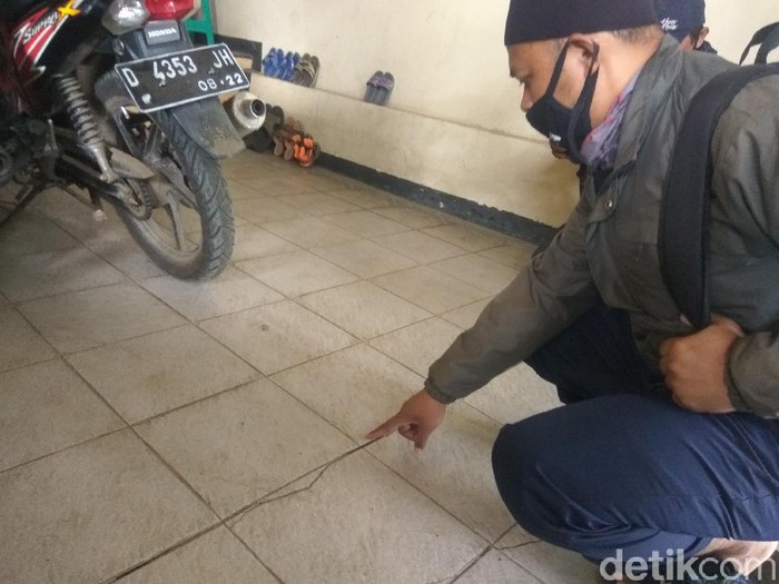 rumah rusak di bandung barat karena kereta api cepat
