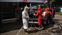 Saat melakukan kegiatan penyemprotran disinfektan tersebut para petugas tampak mengenakan pakaian pelindung diri mulai dari masker, face shield, hingga baju hazmat.