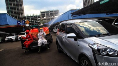 Sambut New Normal, Pasar Mobil Kemayoran Disemprot Disinfektan
