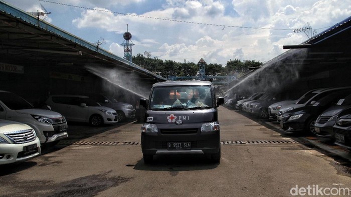Sambut New Normal, Pasar Mobil Kemayoran Disemprot Disinfektan PMI melakukan penyemprotan disinfektan di kawasan Pasar Mobil Kemayoran. Kegiatan itu dilakukan sebagai upaya untuk memutus rantai penyebaran COVID-19.
