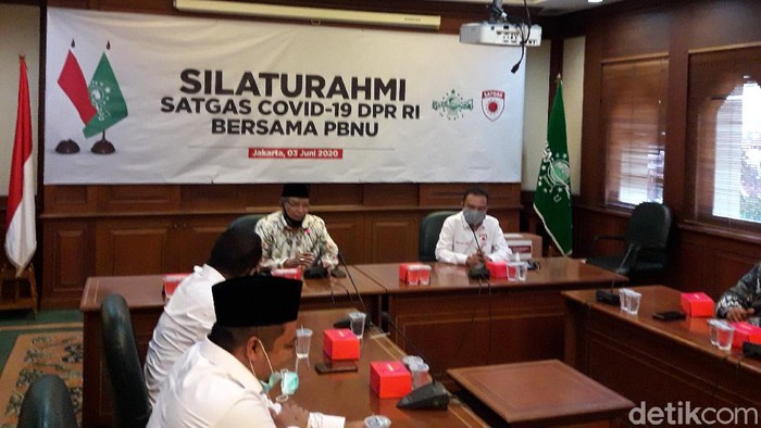 Satgas COVID-19 DPR RI menyambangi kantor PBNU (M Ilman Nafian/detikcom)