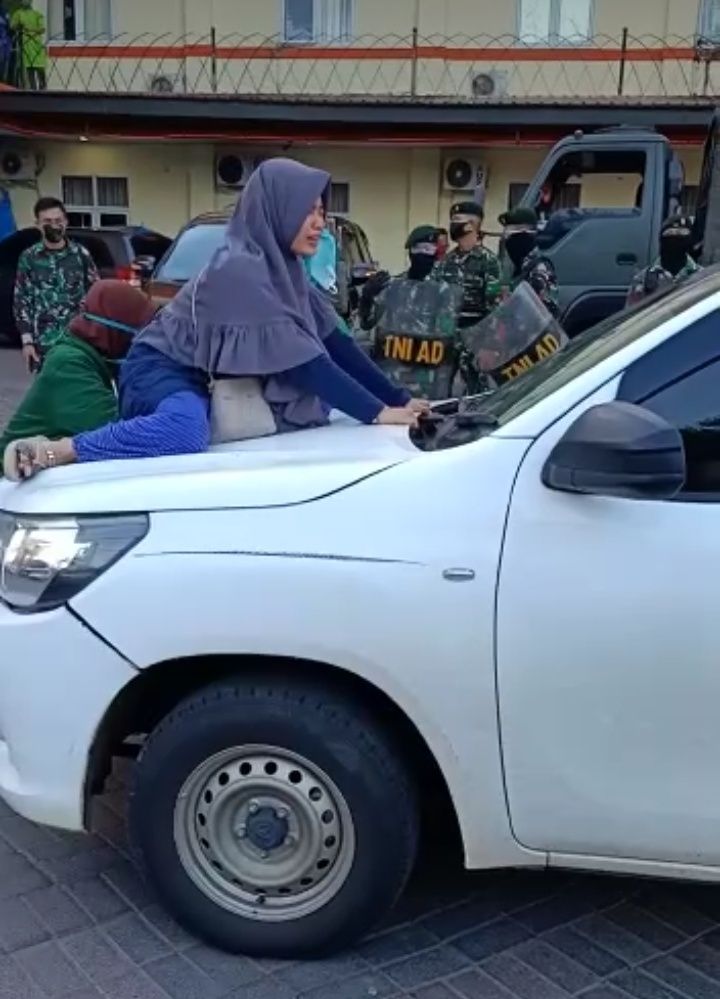 Seorang wanita di Makassar naik ke atas mobil jenazah memohon agar ibunya tidak dimakamkan dengan protokol COVID-19 (dok. Istimewa).