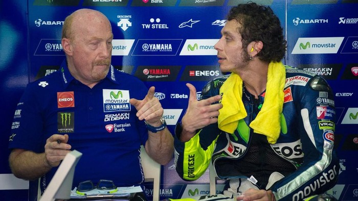 Movistar Yamaha rider Valentino Rossi of Italy (R) speaks to his crew chief Silvano Galbusera (L) during the second MotoGP pre-season testing session on the second day at the Sepang circuit outside Kuala Lumpur on February 24, 2015. AFP PHOTO / MOHD RASFAN (Photo by MOHD RASFAN / AFP)