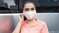 Meski tampil kasual, aura keseksian dari Siva Aprilia tetap terpancar. Pool/Noel/detikFoto.