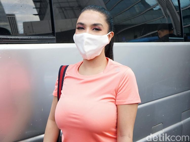 Tampil Kasual, Siva Aprilia Tetap Kece
