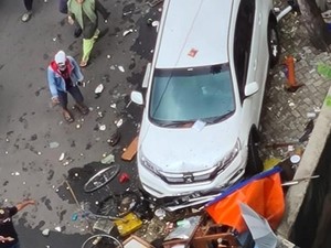 Sopir Ngantuk Seruduk Gerobak hingga Ambruk di Selatan Jakarta