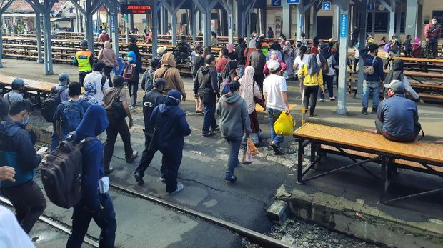 Stasiun Manggarai padat meski masih PSBB