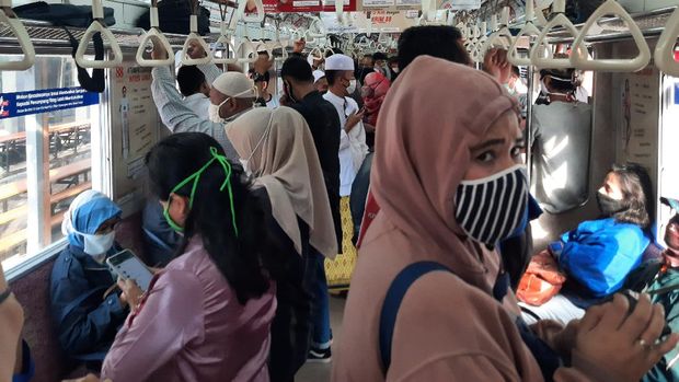 Stasiun Manggarai padat meski masih PSBB
