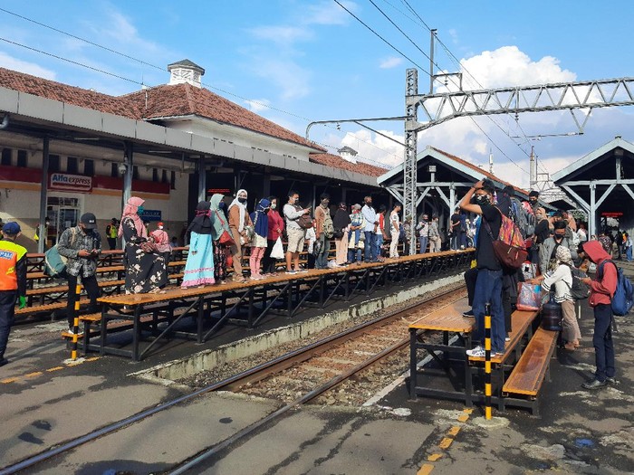 Stasiun Manggarai padat meski masih PSBB