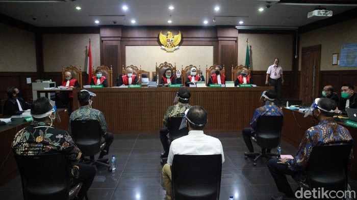 Sebanyak enam tersangka kasus korupsi Jiwasraya menjalani sidang perdana di Pengadilan Negeri Jakarta Pusat, Jakarta, Rabu (3/6/2020). Mereka hadir dengan memakai masker dan face shield.