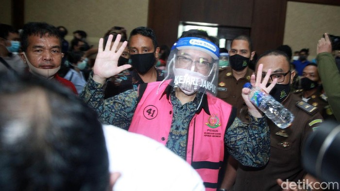 Sebanyak enam tersangka kasus korupsi Jiwasraya menjalani sidang perdana di Pengadilan Negeri Jakarta Pusat, Jakarta, Rabu (3/6/2020). Mereka hadir dengan memakai masker dan face shield.