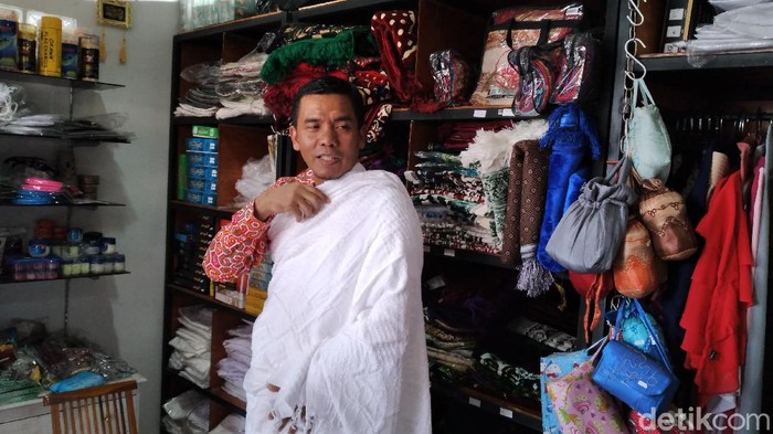 Toko perlengkapan dan oleh-oleh haji di Kulon Progo, Rabu (3/6/2020).