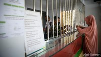 Sejumlah warga terlihat antre saat melakukan aktivitas di kantor Pegadaian Kota Tanggerang, Banten.