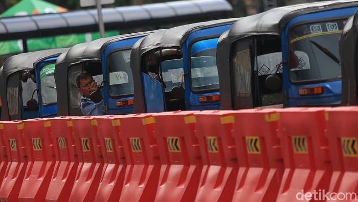 Dishub DKI Jakarta melakukan uji coba penataan parkir untuk transportasi umum di kawasan Stasiun Tanah Abang.