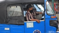 Sejumlah sopir seperti sopir bajaj pun menerapkan protokol kesehatan dengan mengenakan masker.
