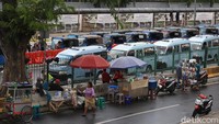 Walaupun begitu terlihat masih banyak para PKL yang berjual di lokasi yang sudah tertib.
