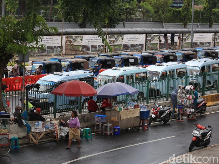 Dishub DKI Jakarta melakukan uji coba penataan parkir untuk transportasi umum di kawasan Stasiun Tanah Abang.