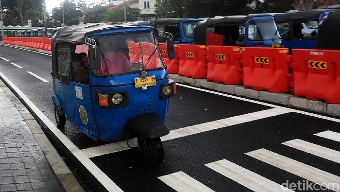 Dishub DKI Jakarta melakukan uji coba penataan parkir untuk transportasi umum di kawasan Stasiun Tanah Abang.