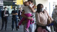 Sementara itu, penerbangan internasional hanya diharapkan untuk dibuka kembali di tiga kota utama: Milan, Roma dan Naples. AP Photo/Alessandra Tarantino.