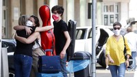 Italia adalah negara Eropa pertama yang terkena dampak virus Corona dan secara resmi melaporkan lebih dari 33.000 kematian akibat Corona. Negeri yang tersohor dengan makanan pizza dan spaghettinya itu kemudian memberlakukan lockdown yang melumpuhkan sektor ekonomi pada awal Maret dan sejak itu jumlah penularan virus Corona menurun secara dramatis. AP Photo/Antonio Calanni.