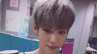 Heochan juga salah satu anggota dari Victon. Ia memiliki posisi main dancer karena bakat menarinya yang keren. Heochan pun berfoto bersama makanan yang diberikan penggemarnya, ada tteokpokki dan gimari di sana. Foto: Istimewa
