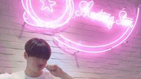 Han Seungwoo merupakan leader dari Victon. Ia berhasil membuat nama Victon mulai dikenal publik karena keluar sebagai pemenang di Produce X 101. Seungwoo juga salah satu anggota yang hobi makan di kafe, seperti ini ketika ia menikmati cheesecake hingga kue matcha. Foto: Istimewa