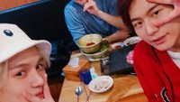 Ketiga anggota Victon yaitu Sejun, Seungwoo, dan Seungsik terlihat menikmati makanan mereka di salah restoran BBQ Korea. Mereka memesan daging dan lainnya. Foto: Istimewa