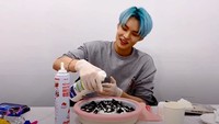 Sejun juga kerap memperlihatkan aktivitasnya lewat aplikasi V-LIVE. Lihat saja nih momen dirinya saat membuat es krim Oreo. Gimana ya rasanya? Foto: Istimewa