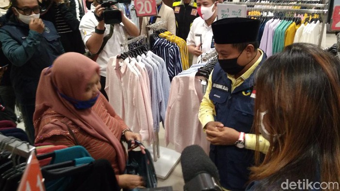 Wagub Jabar Uu Ruzhanul Ulum saat meninjau mal di Cirebon.