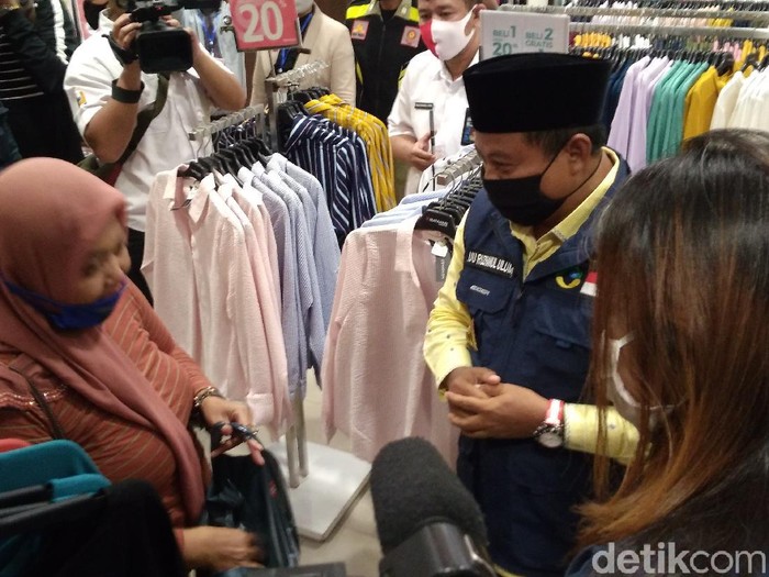 Wagub Jabar Uu Ruzhanul Ulum saat meninjau mal di Cirebon.