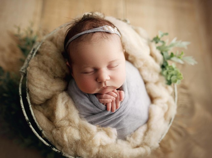 bayi perempuan Portrait of little cute smiling baby girl dressed in pink dress and bow in father hands