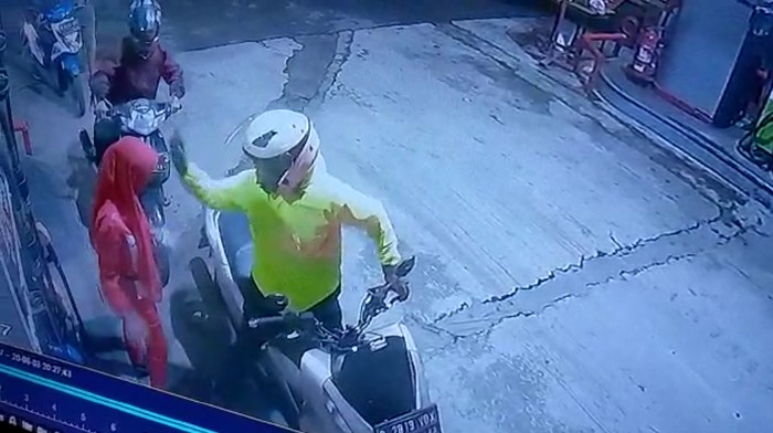 Aksi biker diduga menampar petugas SPBU di Padalarang