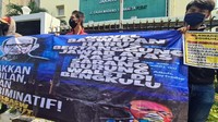 Massa membawa berbagai spanduk.