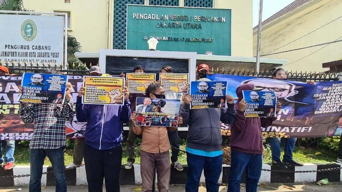 Massa dari Gugat Novel Baswedan (AGN) gelar aksi damai di PN Jakarta Utara, Kamis (4/6/2020). Mereka meminta agar kasus sarang burung walet segera dituntaskan.