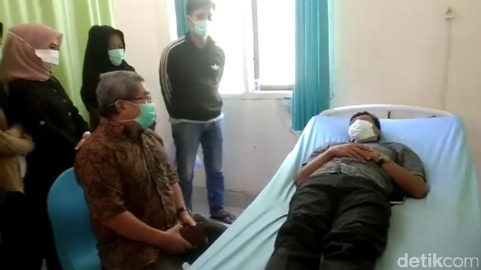 Angggota Satgas COVID-19 Mamuju yang diananiaya warga dirawat di RS (Abdy-detikcom).