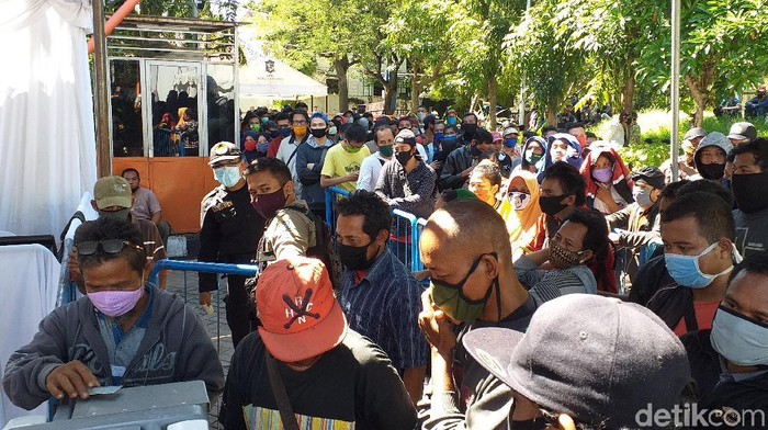 Antrean Warga Rapid Test Massal Abaikan Physical Distancing